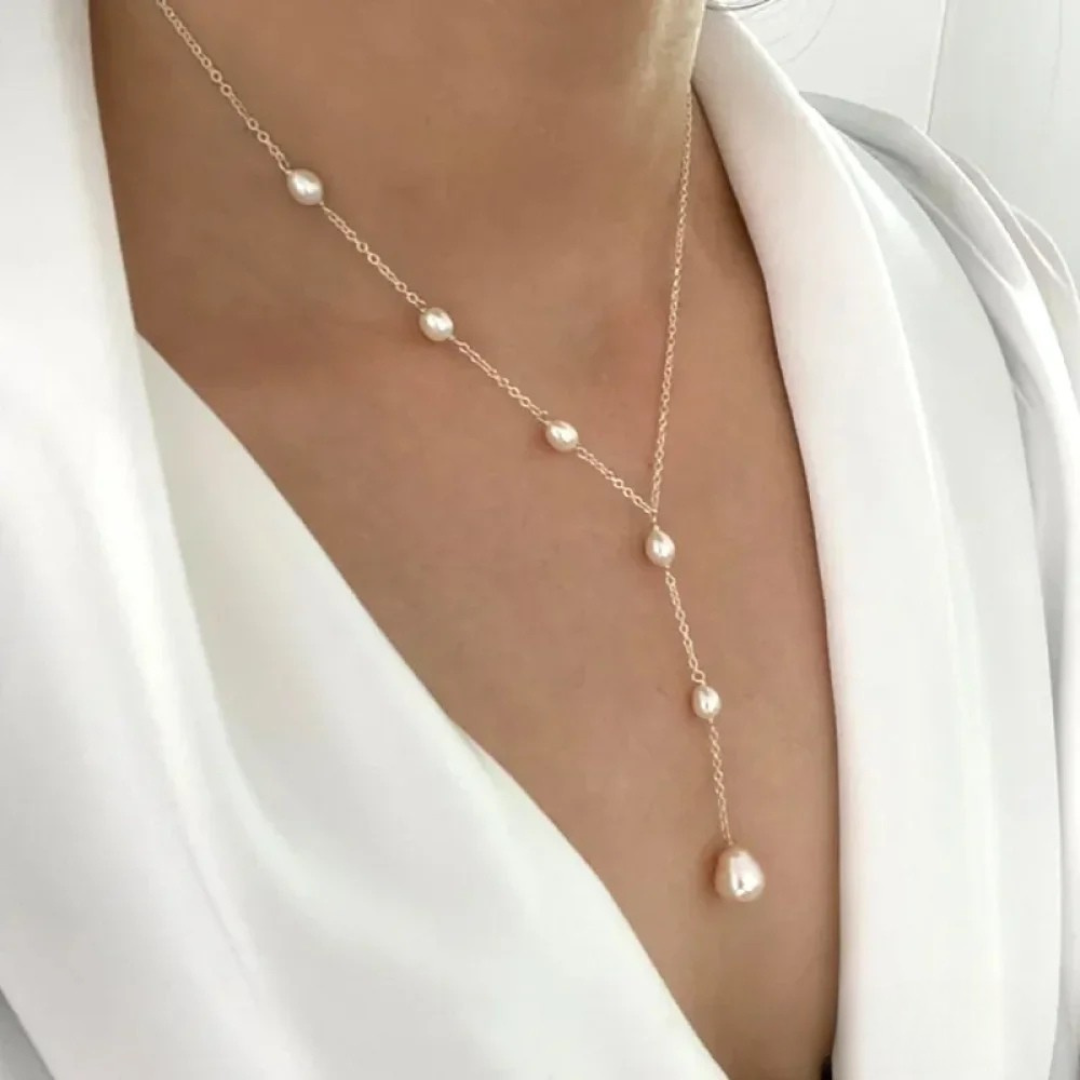 Vintage-style pearl necklace