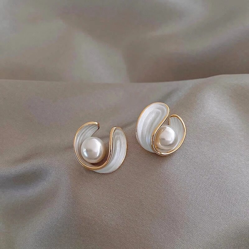 Luxury earrings with white opal and pearls in gold