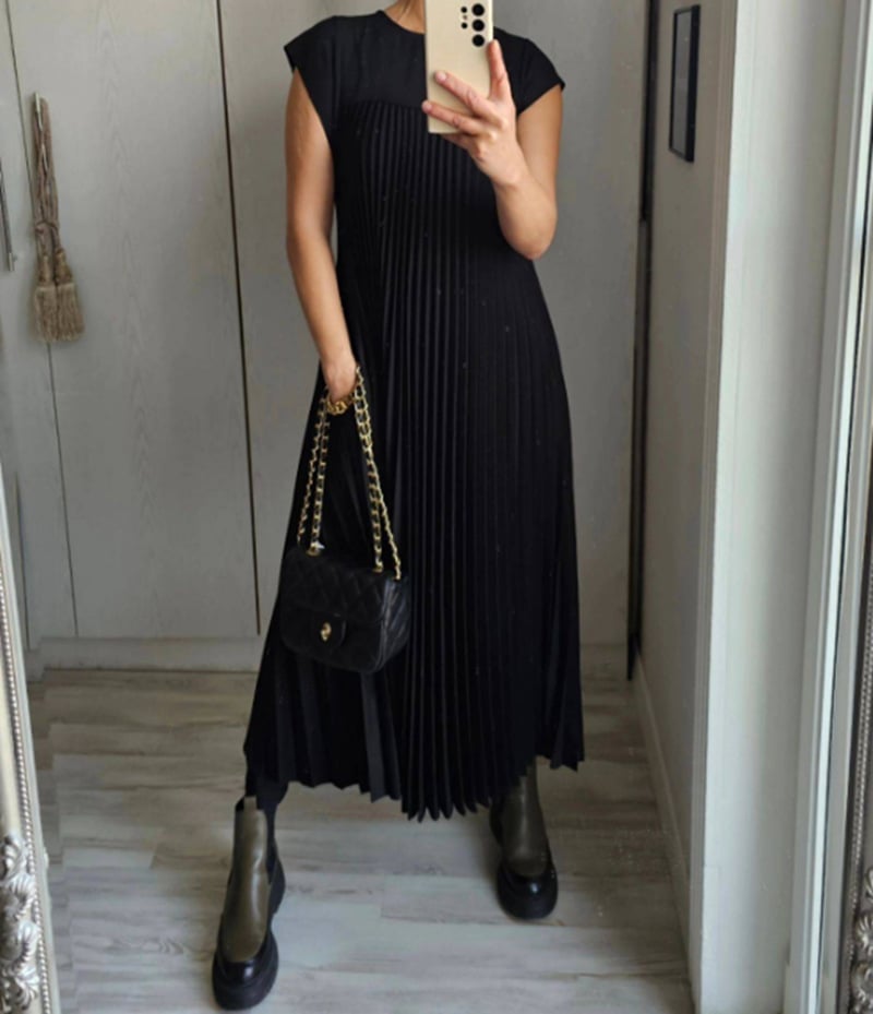 Elle | Timeless and comfortable pleated dress