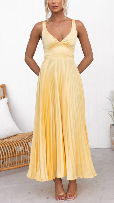 Elle | Pleated maxi dress with V-neckline